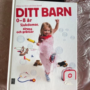 Ditt barn 0-8 år: Sjukdomar, stress och gränser - Boken 'Ditt barn 0-8 år' av Malou von Sivers och Göran Sjonell ger råd om barns hälsa, sjukdomar och stresshantering. Den täcker ämnen som kroppslig utveckling, vanliga sjukdomar och föräldraskap. Perfekt för föräldrar som vill förstå och hantera utmaningar under barnets tidiga år.