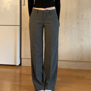 Lågmidjade grå kostymbyxor - Så fina lågmidjade kostymbyxor. Mått rakt över: 37 cm. Innerbenslängd: 80 cm. Pris kan diskuteras vid snabb affär💕