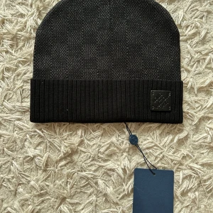 Louis Vuitton beanie - Helt ny med lapparna kvar - Behöver ingen introduktion. Helt ny- aldrig använd med lapparna kvar. Extremt mjuk med en läderlapp på högra kanten.  Köpt för 3850 sek på Louis Vuittons hemsida- säljs för 1500 pga att jag slängt kvittot. Har kvar de originella lapparna och påsen, hör av er vid minsta intresse!