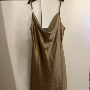 Champagnefärgad klänning från Shein - Snygg champagnefärgad klänning från Shein med smala axelband och en elegant, slät design. 