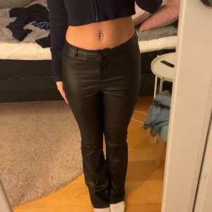 Lågmidjade bootcut Skinnbyxor  - Svarta lågmidjade bootcut Skinnbyxor som är super snygga. Använd 1 gång!! Sitter super bra😍 Passar mig som är 165 Obs smutsig spegel inte byxor!
