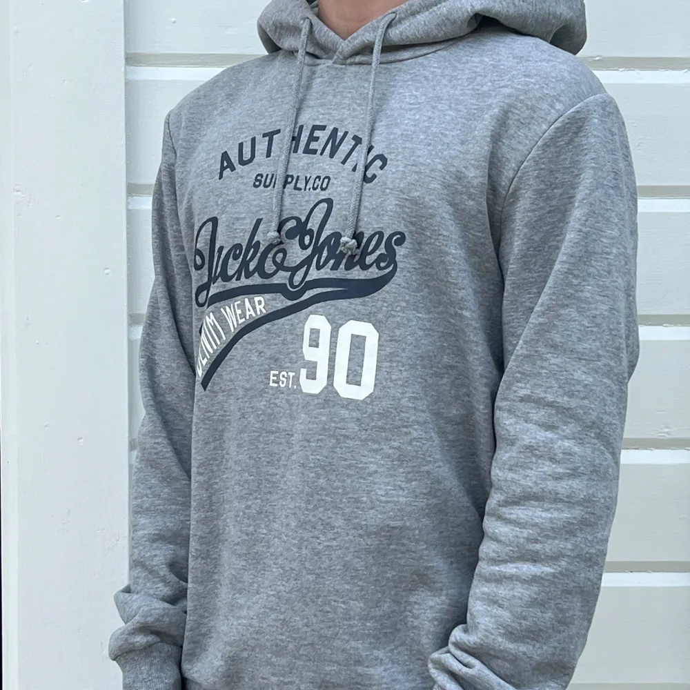 JACK & JONES HOODIE TVÅ-PACK, GRÅ + BLÅ, OANVÄNDA  Skick 10/10 | S | pris 399 | Nypris 689| Postar genom postnord och instabox | Hör av er vid minsta fundering. Hoodies.