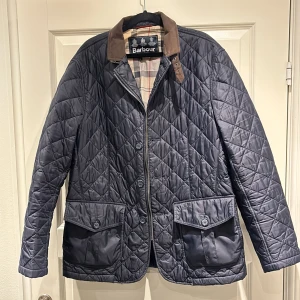 Barbour Dress Tartan - Hej säljer min Barbour jacka i storlek L som kan passa XL.Går inte på mig längre.Den kommer med en extra knapp.Det är jätte lite slitage på kragen kan fixa bort det!Skick:9,7/10.Vänligen hör av er vid frågor och funderingar angående priset mvh Philip