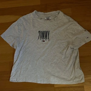 Tommy Hilfiger t shirt strl. S - En t shirt från Tommy Hilfiger (Tommy jeans)  i strl. S. Använd men i mycket bra skick. Köparen står för frakten. 