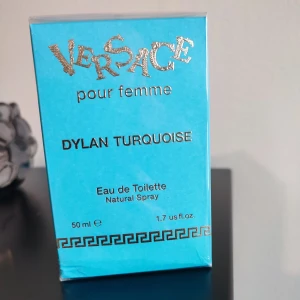 Versace Dylan Turquoise Parfym - Versace Dylan Turquoise. EDT. 50ML. Helt ny med original folie kvar. Rek pris 1000kr.