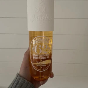 Stor sol de Janeiro 62 - Stor sol de Janeiro nummer 62. Använd få tal gånger. Luktar jätte gott men inte min typ tyvärr🫶🏻240 ml. Ny pris 450 kr