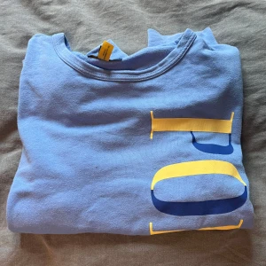 Ralph lauren tröja  - Hej säljer denna snygga ralph lauren tröjan i bra skick. Tröjan passar S skulle jag säga. Det är en rätt tunn tröja men riktigt snygg. Sparsamt använd. Hör av dig om du har frågor. 