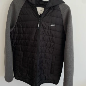 Höstjacka i fint skick  - Höstjacka/vårkacka Tunn dunjacka med ärmar i tjockare windstopper-material 