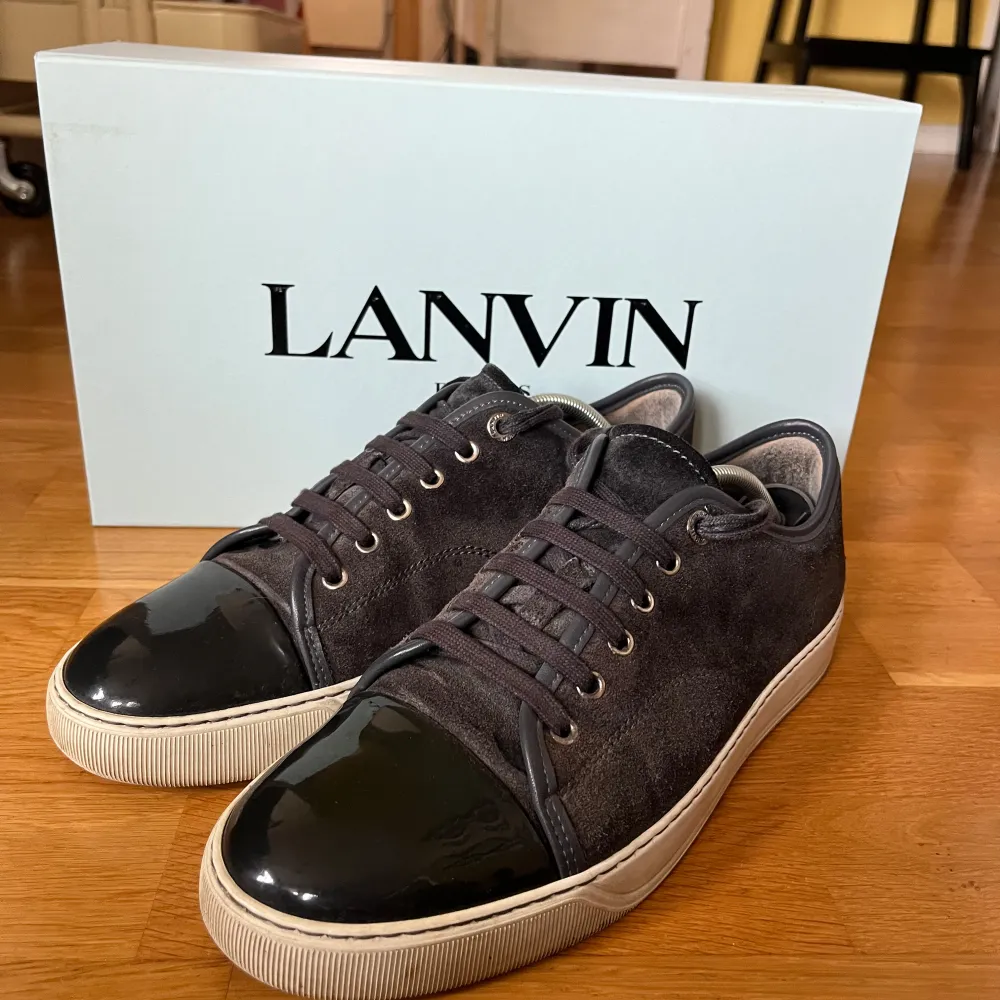 Lanvin skor i bra skick. Färgen är elefant grå. Box, påsar, nya skosnören och kvitto ingår. Kan fraktas samma dag. Hör av dig vid funderingar!. Skor.