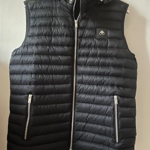 Moose knuckles väst - Säljer nu min fina moose knuckles väst!  Den är i väldigt fint skick då jag har använt den sparsamt och noggrant ca 5 ggr. Huvan är även avtagbar. 
