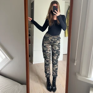 Militär byxor (till Halloween?!) - Snygga militärbyxor, perfekt för en halloween outfit! Fickor framtill och på sidorna med silverknappar. Klackar och ansiktsmålning så är det klart 