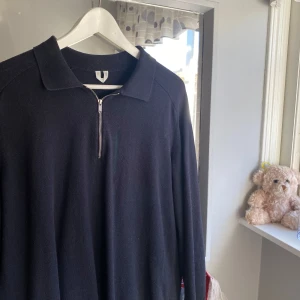 Halfzip tröja - Tja, säljer en av mina favorit plagh. En mötkblå halfzip från ARKET. Säljs pga för stor! Inga defekter och tvär snygg och bekväm (merino ull) Optimal passform: 180-195cm