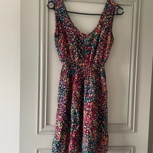 Blommig sommarklänning - Säljer en superfin blommig klänning. 