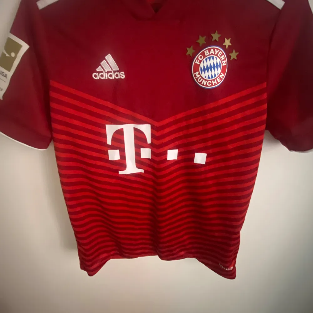 Säljer nu min Bayern München tröja men Coman på nypris 1200 fast jag säljer för 400  Skriv gärna om ni har frågor. Sportswear.