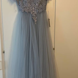 Blå klänning  - En fin och elegant blå klänning  Helt oanvänd med prislapp på Passar xs/s  Kan användas som balklänning 