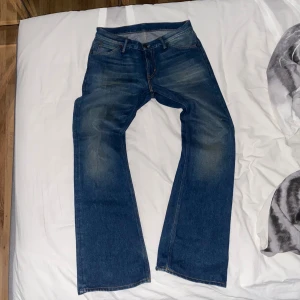 Bootcut acne studios jeans - Jeans från acne studios som är bootcut helt galen passform och färg