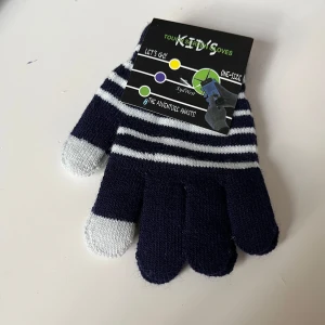 Fingervantar - Djupblå fingervantar med vita ränder och touch på två fingrar.