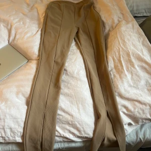 Kostymbyxor från zara - Super snygga kostymbyxor, använda få gånger, passar dig som en lång i benen💕