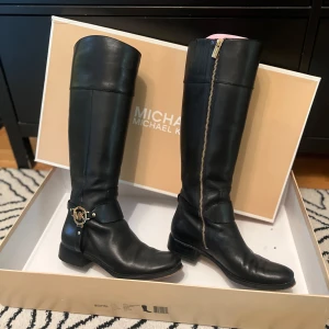 Michael Kors läderboots - Säljer dessa boots i väldigt fint skick, modell Fulton harness. Storlek 37. Nypris: 2400kr. Skriv gärna vid frågor. 