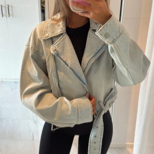 Jeans jacka - Så snygg jeans jacka från zara, klär upp vilken outfit som helst!! Använd köp nu!