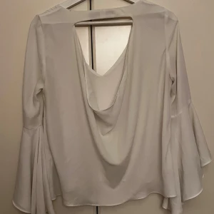 Zara blus - Vit blus med öppen rygg zara 