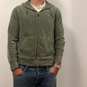 Ralph lauren zip - Det är en zip hoodie i storlek M som är i bra skick och har inte använts mycket. Originalpris 2199 kr. 