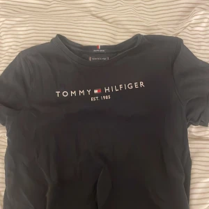 Tommy hilfiger - En fin Tommy hilfiger tröja i st 164. 
