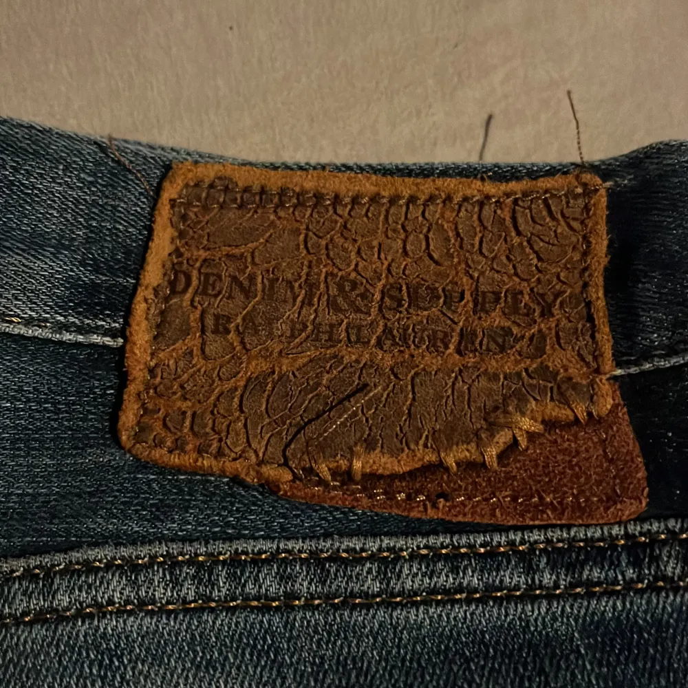 Tjena säljer mina Ralph lauren jeans då dom är för stora storlek är 31 i midjan och 32 i längden dom är i 7-10 skick nypris 1200 mitt pris 400kr har ni frågor så är det bara att kontakta 🙂. Jeans & Byxor.