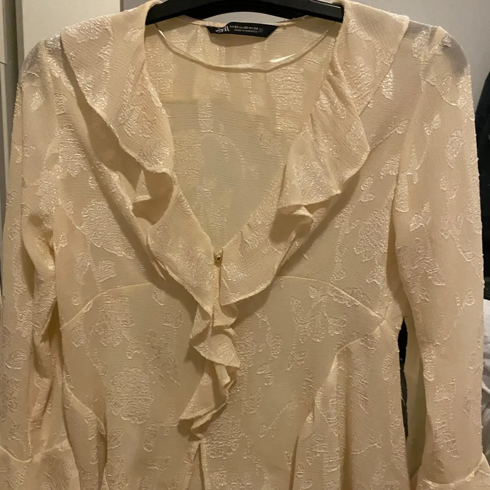 använd 1 gång jättefina detaljer köpt för 400kr. Puserot.