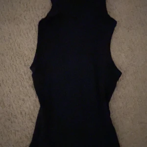 Mörk blå Tröja  - Hög krage! Ser lite konstig ut nu men om man har på sig den är den svin snygggg😍💗