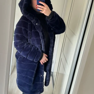 Fuskpäls kappa  - Bra skick, mjuk occh skön kappa med stor huva. 