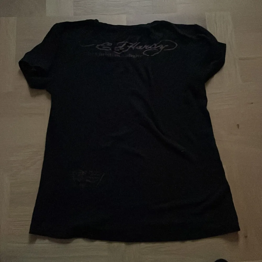 Jättecool baby tee från ed hardy. Bra skick, ingen rhinestone har ramlat av vad jag kan se. Skulle säga storlek xs men är väldigt stretchig så kan passa större också. Skriv om du har frågor, använd gärna köp nu🩷. T-shirts.