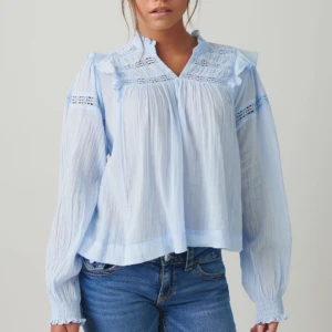 Blus  - Jättefin blå blus från gina young, helt ny med prislappen kvar.  Finns ej att beställa, (slutsåld) passa jättesnyggt med kostymbyxor eller jeans!!!