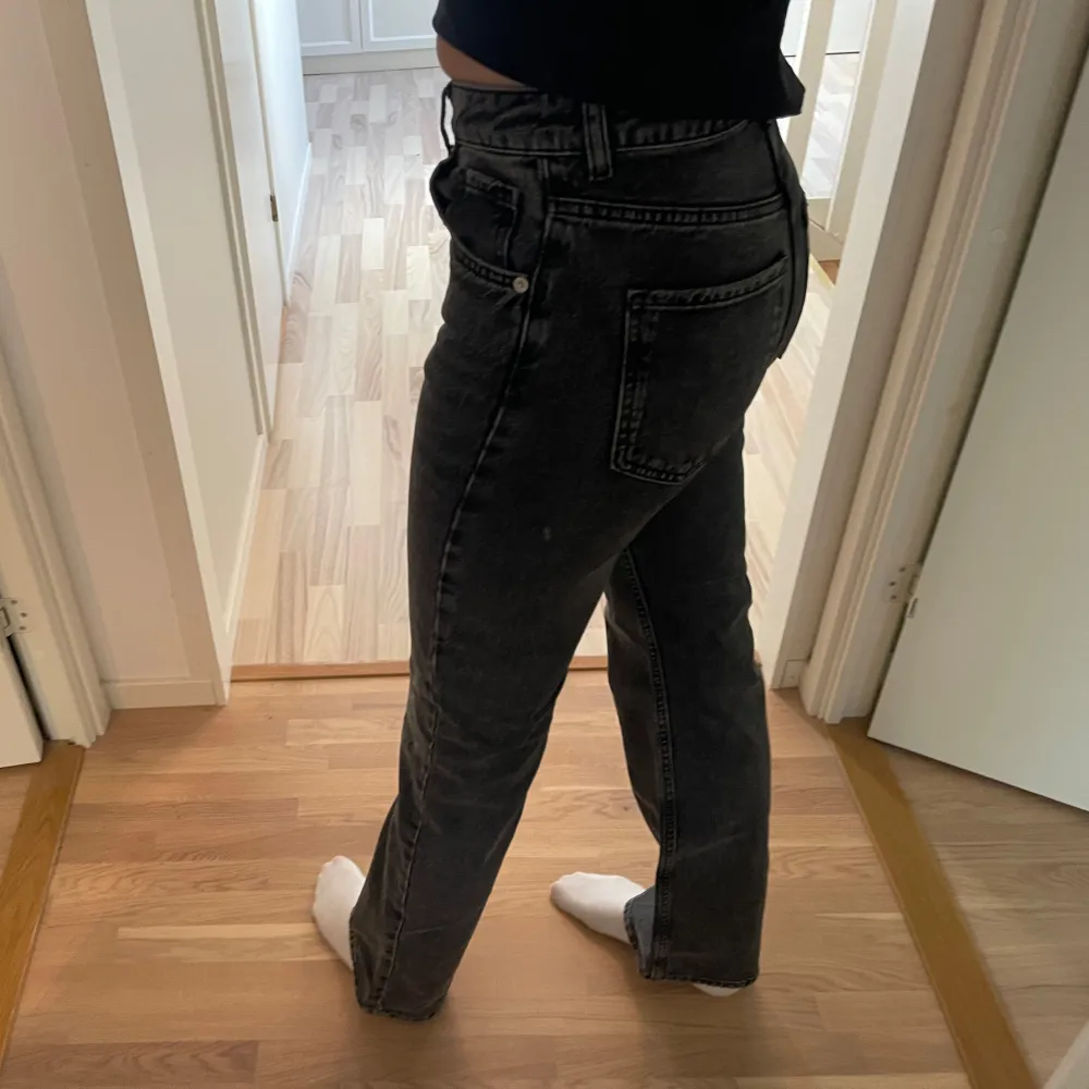 säljer ett par superfina urtvättade svarta jeans som är köpta på Ullared. Så fina och bra skick men tycker personligen att de är för höga i midjan. Farkut & Housut.