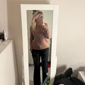 Snygg stickad tröja  - Ett skitsnygg stickad tröja från VILA Perfekt färg till Hösten🍂 Säljer då den ej används längre