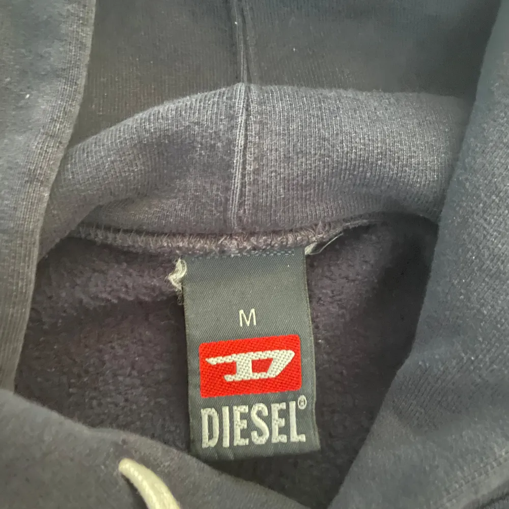 Säljer denna svin snygga hoodien från diesel, nästan nyskick! . Hoodies.