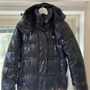 Calvin Klein jacka  - Svart Calvin Klein jacka i storlek M men passar mig som har xs/s💓