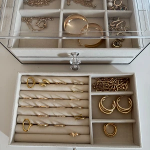 Samling av guldiga smycken - En elegant samling av guldiga smycken som inkluderar flera ringar, armband och halsband. Ringarna har olika design, från enkla till mer detaljerade. Pris 30 - 100 kr beror på vad man köper. 