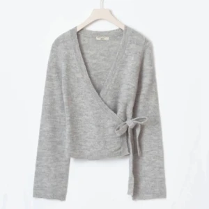 Grå omlottkofta - Säljer denna sjukt snygga omlottkofta / knytkofta från Gina Tricot! Tryck på köp nu!! Väldigt populär och eftertraktad