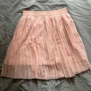 Plisserad kjol från NAKD  - Jättefin ljusrosa kjol från NAKD, aldrig använd