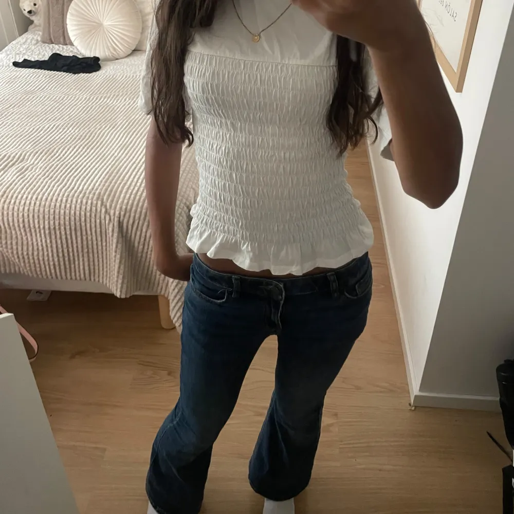 Säljer ett par bootcut jeans från Lindex i storlek 164❤️ de är lite för korta för mig som är 168 och därför säljer jag dom ❤️❤️ dom är i super bra skick och köpta för 400. Farkut & Housut.