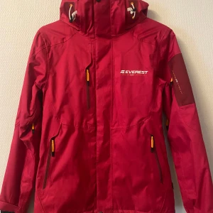 Everest jacka - Skidjacka från Everest Bra skick Storlek 34 Skriv om du har funderingar! Ett par svarta skidbyxor inkluderas! Storlek 34/xs
