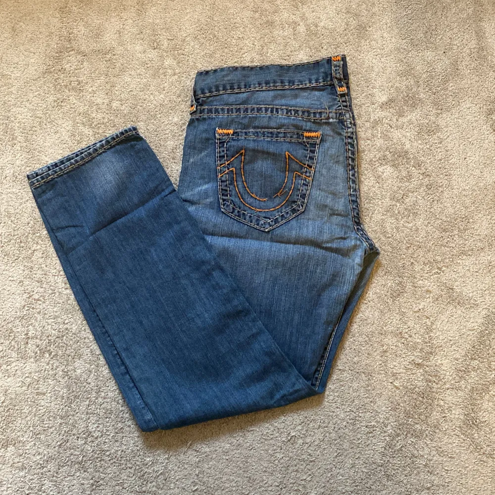 Midjemått rakt över 52cm, innerbenslängd 84cm,ytterbenslängd 113cm, benöppning 21cm, några trasiga trådar och lappen är borta.. Jeans & Byxor.