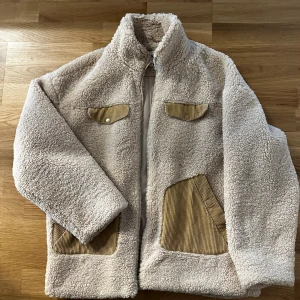 Fleece jacka - Superfin och varm jacka från NA-KD.