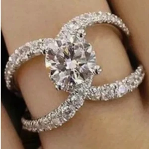 Ring med strass st 19 - Ring med strass st 19 ✨️✨️✨️Titta igenom alla mina upplagda och köp fler saker i bundle för att spara på frakten och få allt du köpt i ett och samma paket✨️✨️✨️