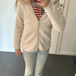 Vit teddyjacka - Säljer en jätte söt Teddy jacka i storlek 134-140. Säljer pga att den är för liten för mig. 