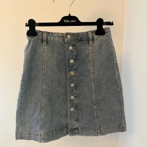 Jeans kjol - Jeans kjol från Cubus med 7 knappar på framsidan.