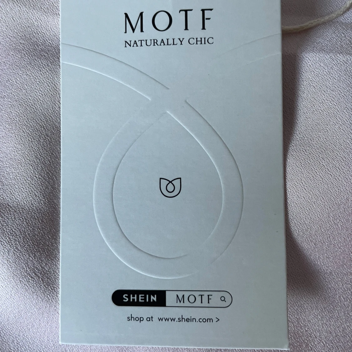 Ljusrosa klänning med fransdetalj från MOTF - 91