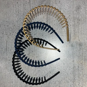 Diadem med taggar - 3 stycken oanvända diadem i färgerna svart, mörkblå och brun/beige med tagg!!😇