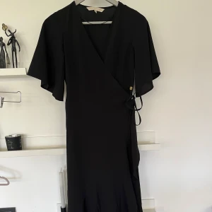 Omlottklänning - Omlottklänning från Pernilla Wahlgren design i storlek xs. Använd max 1 gång. 